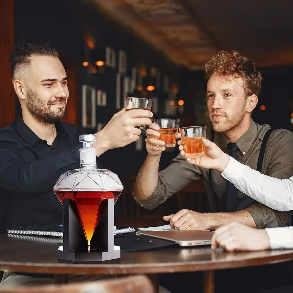 Decanter de Vidro em Formato Diamante com Suporte de Madeira